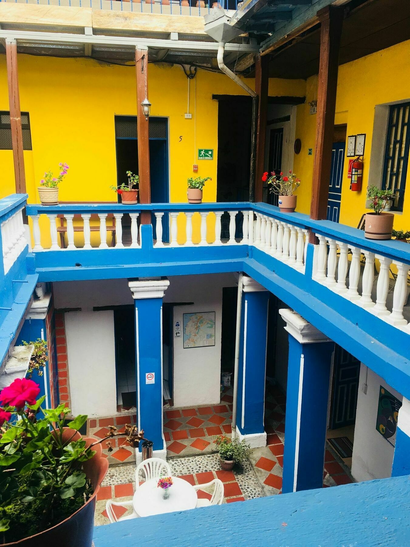 Blue Door Housing Historic Quito Hotel Exterior foto