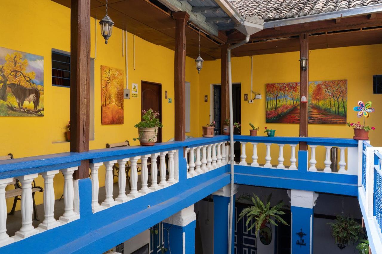 Blue Door Housing Historic Quito Hotel Exterior foto