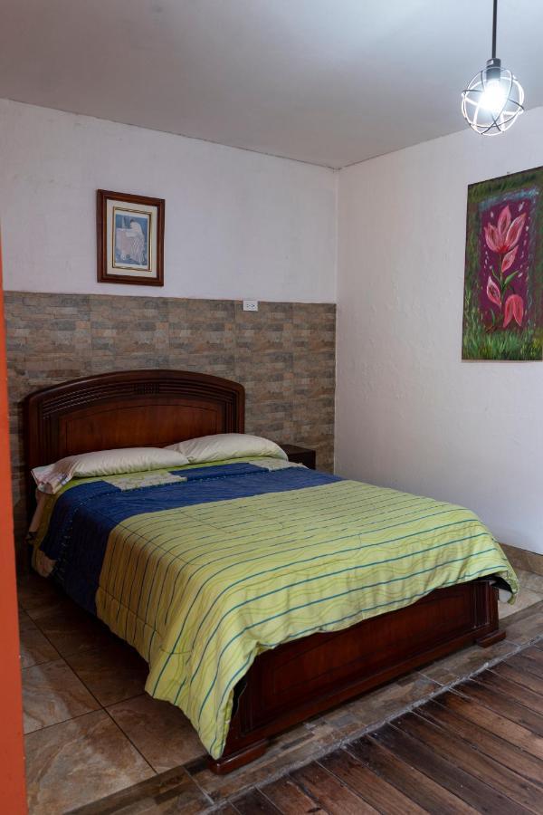Blue Door Housing Historic Quito Hotel Exterior foto
